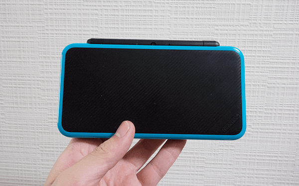 New 2DS LLの持ちやすさ説明（折りたたみ時）